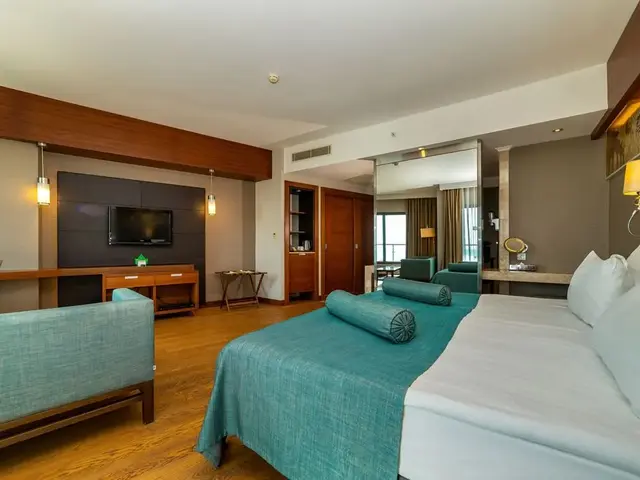 фото Commodore Elite Suites & Spa изображение №2