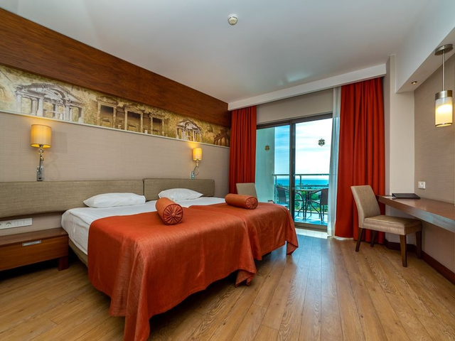 фотографии отеля Commodore Elite Suites & Spa изображение №3