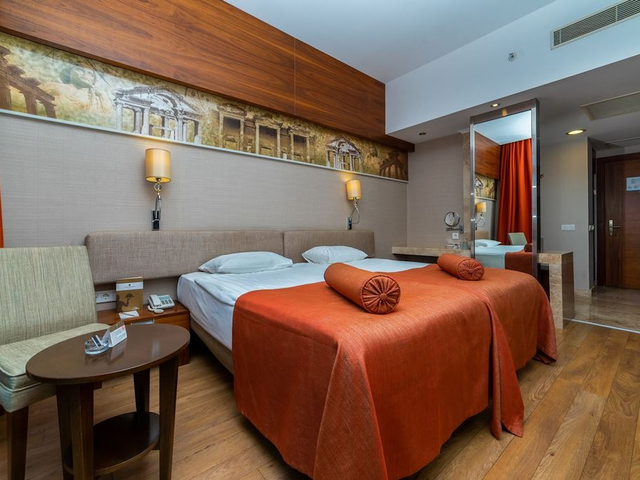 фото Commodore Elite Suites & Spa изображение №2