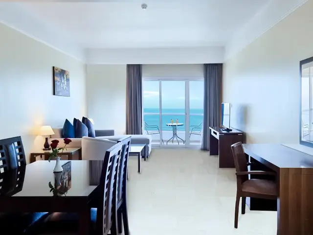 фото Ramada by Wyndham Beach Ajman (ex. Landmark Suites Ajman; Coral Suites; Safir Dana Beach Resort) изображение №2
