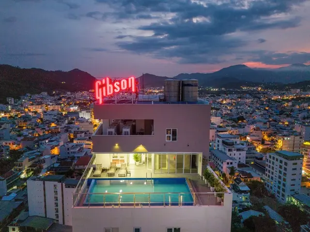 фото Gibson (ex. Monica) изображение №10