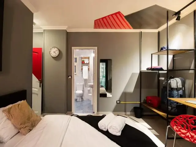 фотографии отеля The Terminal 2 Stay - Steps From Nightlife and Airport изображение №15