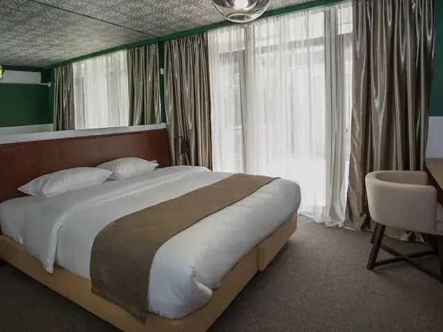фото отеля Crowns Hotel изображение №9