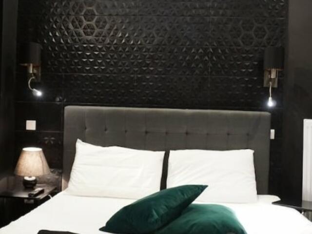 фото отеля Exclusive Design Studio with Yard изображение №1