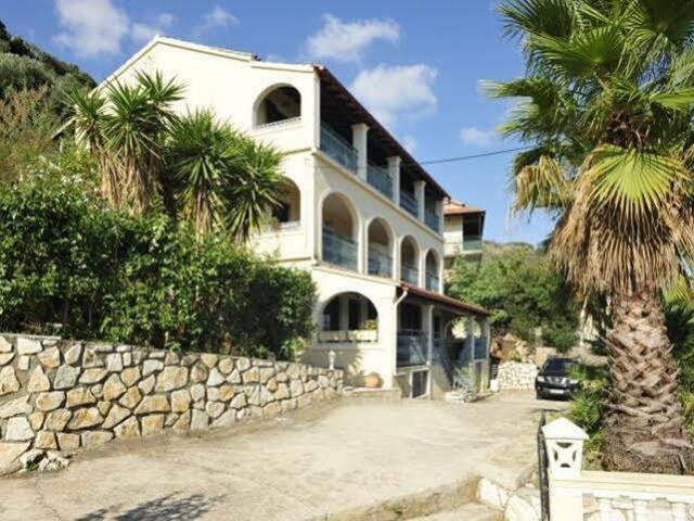 фотографии отеля Dimitrios Apartments изображение №3