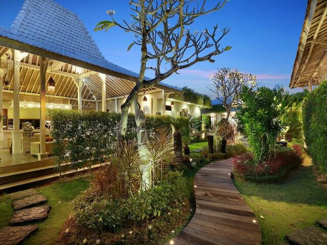 фото XXL Seminyak Sunset Boutique Villa изображение №2