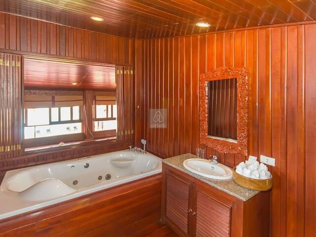 фото отеля 5BR Beachfront Villa Bangrak изображение №13