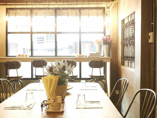 фотографии отеля The Local Surasak Hostel изображение №15