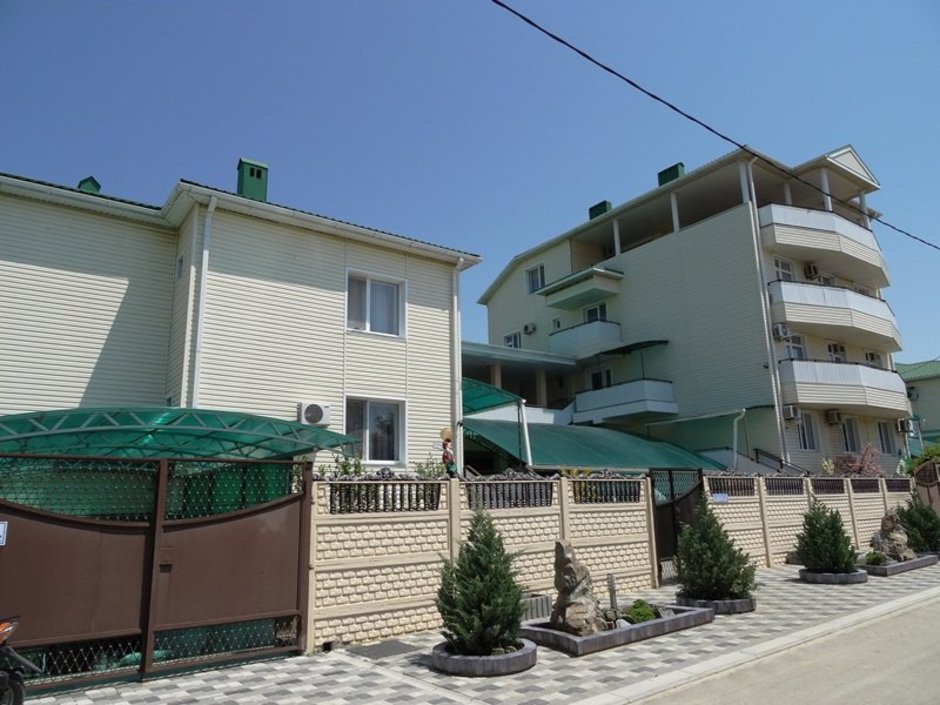 Витязево ул святого георгия фото. Отель в анапе богатырь. Гостевой дом три богатыря витязево. Гостиница три богатыря анапа п витязево. Гостевой дом три богатыря витязево.