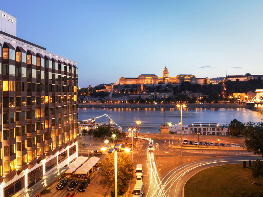 Отели мосты. Софитель Будапешт. Sofitel Budapest Chain Bridge 5*. Отель на полуострове Будапешт. Красивый отель в Будапеште.