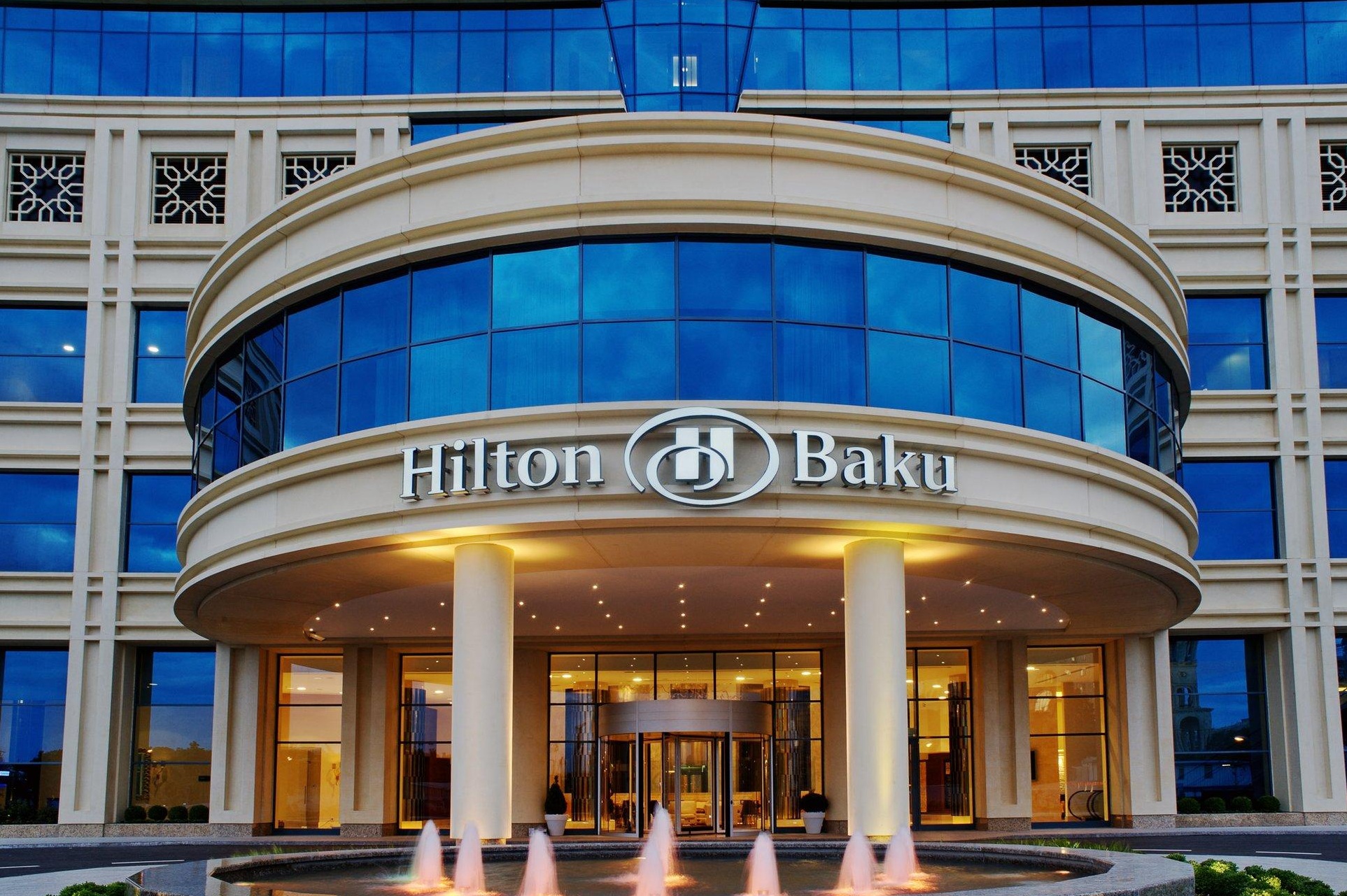 Hotel baku. Отель Хилтон Азербайджан. Hilton Баку. Гостиница Азербайджан в Баку. Hilton Baku 5*.