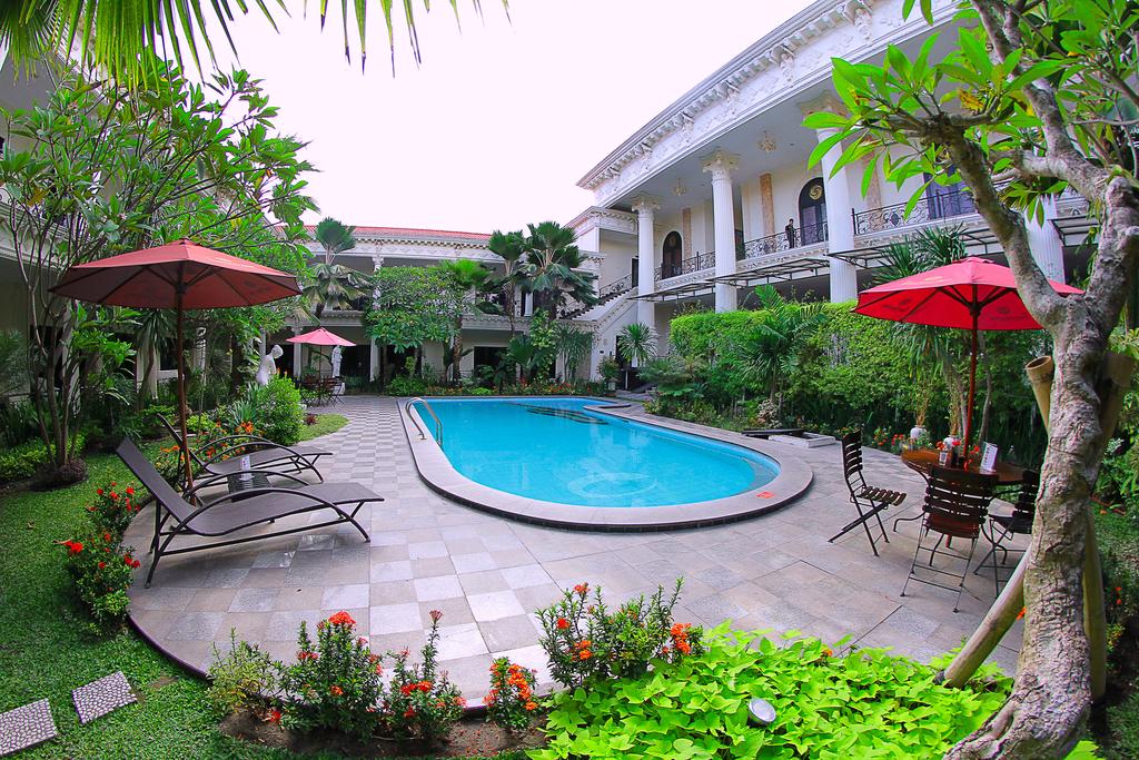 The Grand Palace Hotel 