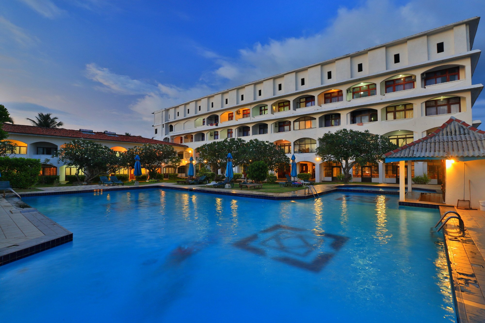 Шри три. Lanka Supercorals Hotel 2* (Хиккадува). Отель Ланка супер Корал Шри Ланка. Lanka super Corals 2 Шри-Ланка Хиккадува. Hotel Lanka Supercorals 3*.