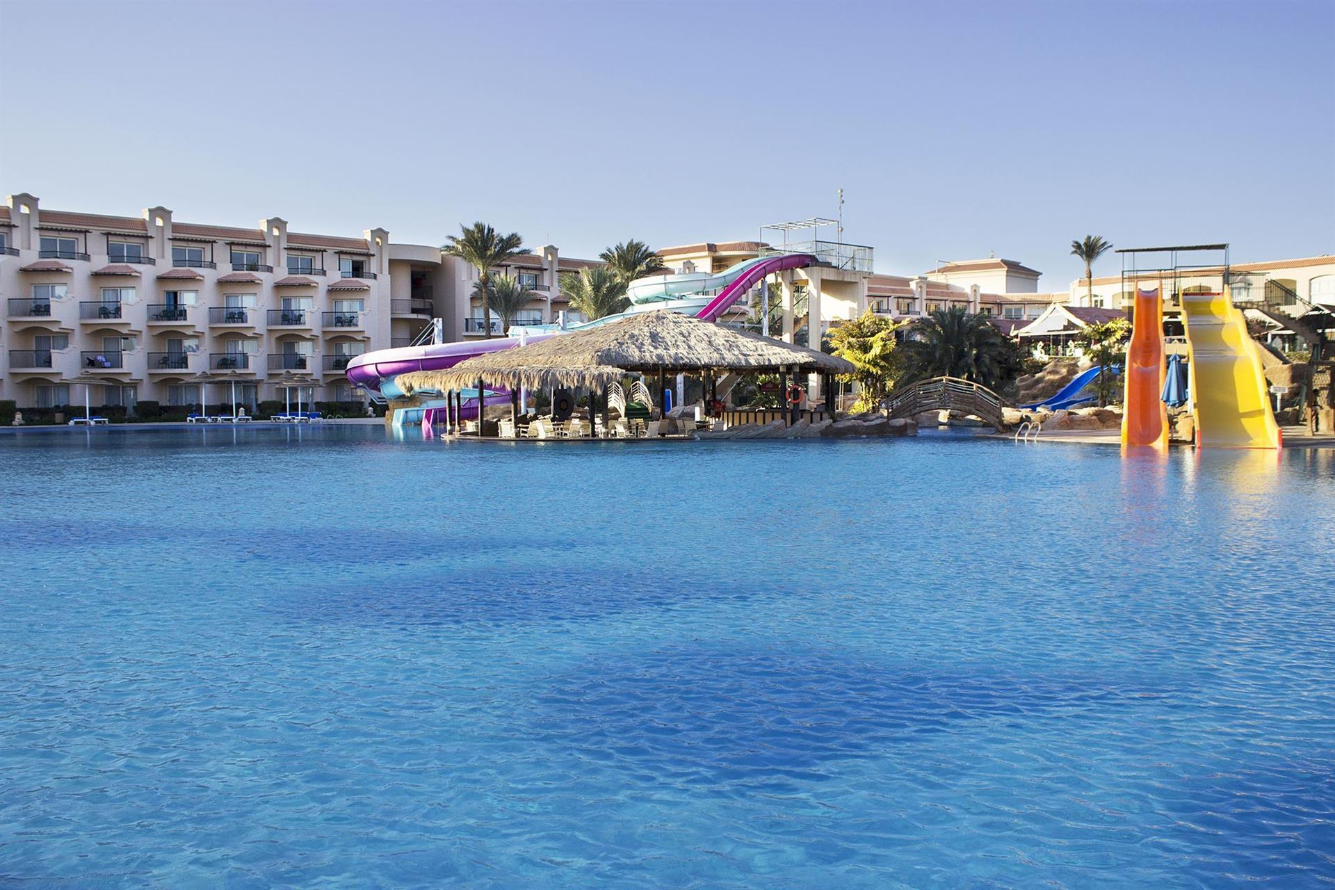 Pyramisa hurghada. Пирамиса Египет Хургада. Отель Pyramisa Beach Resort Хургада. Отиум Пирамиса Бич Резорт 5 Хургада. Дессоле Пирамиса.