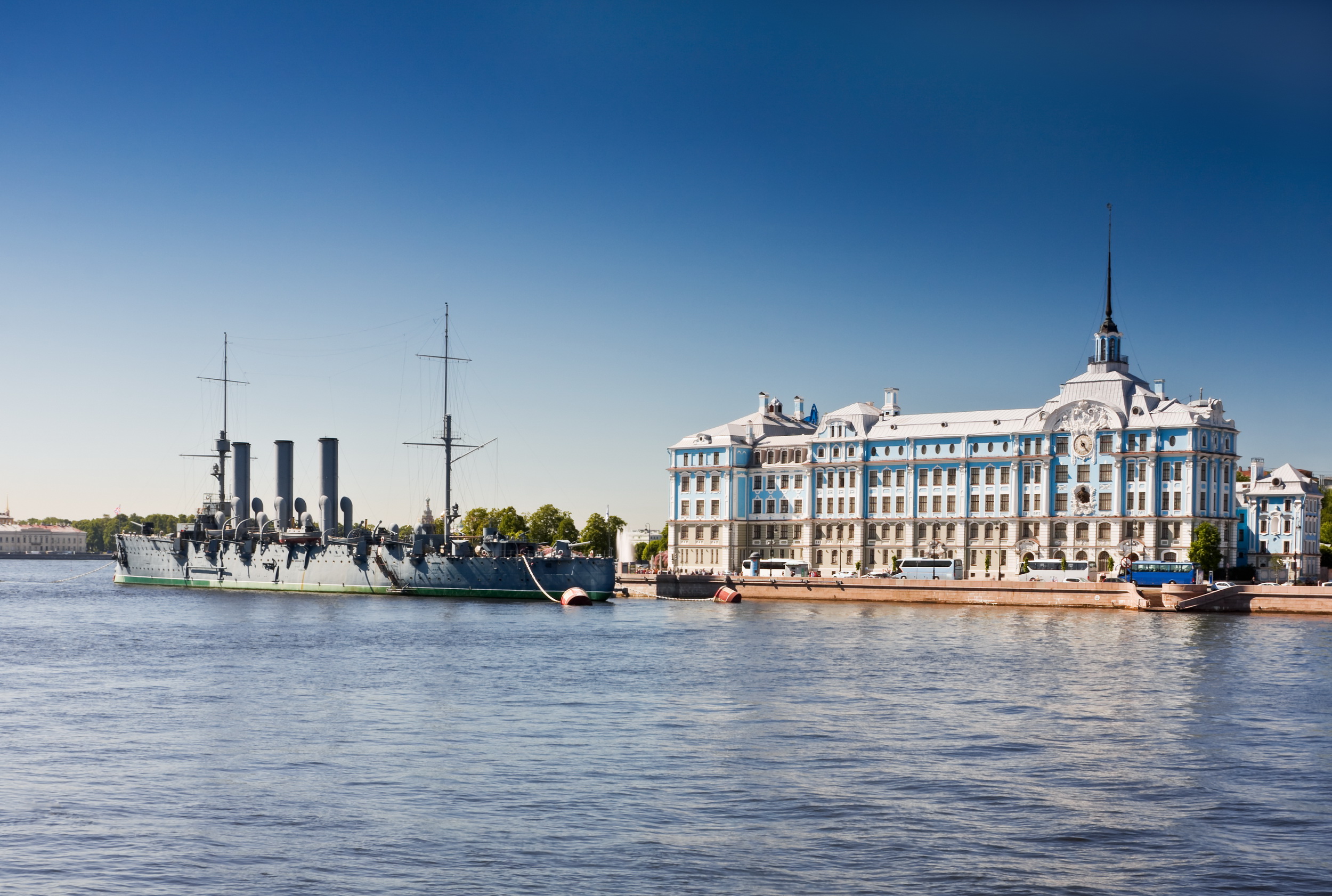 Судне петроградский. Крейсер Аврора в Санкт-Петербурге. Васильевский остров Аврора. НВМУ Санкт-Петербург. Нахимовское училище в Санкт-Петербурге.