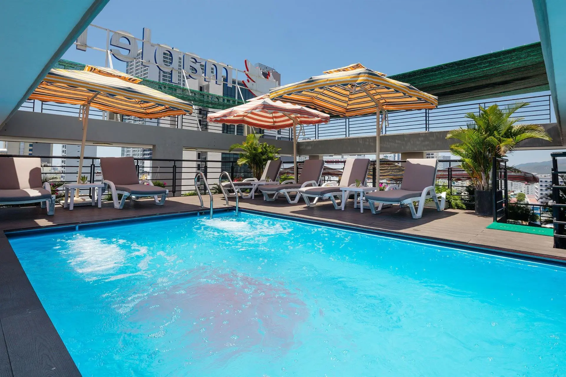 Maple Leaf Hotel & Apartment
